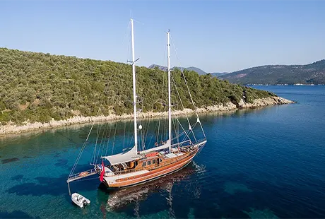 lüks yat grace 1 koyda demirli