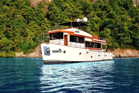 maske 3 trawler yat koyda demirli 