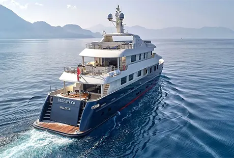 serenity 2 motoryat kıçtan görünüm 