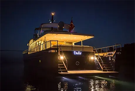 dali trawler tekne akşam kıçtan görünüm 
