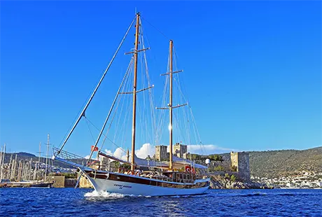 bodrum kalesi önünde tekne