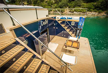 dali arka platform masa ve sandalyeler 