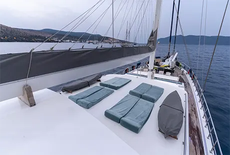 güneşlenme alanı ve su sporları esma sultan gulet