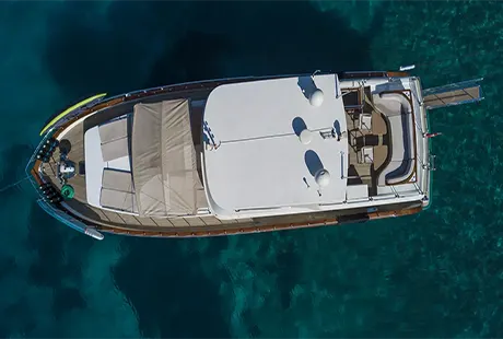 trawler drone tepeden çekim 