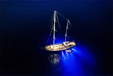 leylali tekne su altı ışıkları akşam görünüm 